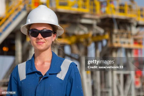 vrouwelijke olie ingenieur - oliewerker stockfoto's en -beelden