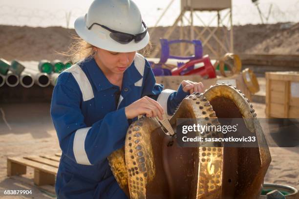 vrouwelijke olie ingenieur - iraqi woman stockfoto's en -beelden