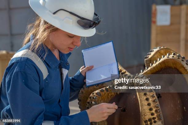 vrouwelijke olie ingenieur - iraqi woman stockfoto's en -beelden