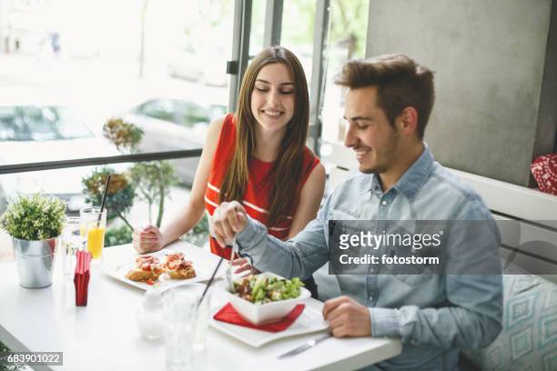 coppia che pranza - coppie cibo food bistrot foto e immagini stock