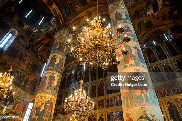 dormition cathedral of the moscow kremlin - orthodoxie russe photos et images de collection