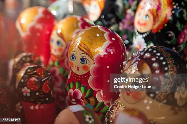 matryoshka dolls for sale at souvenir shop - mamushka fotografías e imágenes de stock