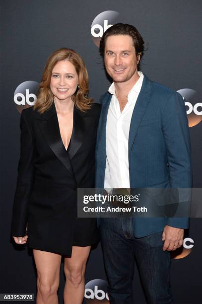 Jenna Fischer and Oliver Hudson attend the 2017 ABC Upfront on May 16, 2017 in New York City.