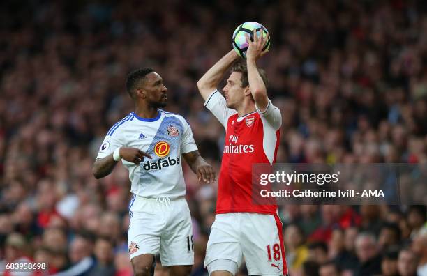 Jermain Defoe of Sunderland and Nacho Monreal of Arsenal during the Premier League match between Arsenal and Sunderland at Emirates Stadium on May...