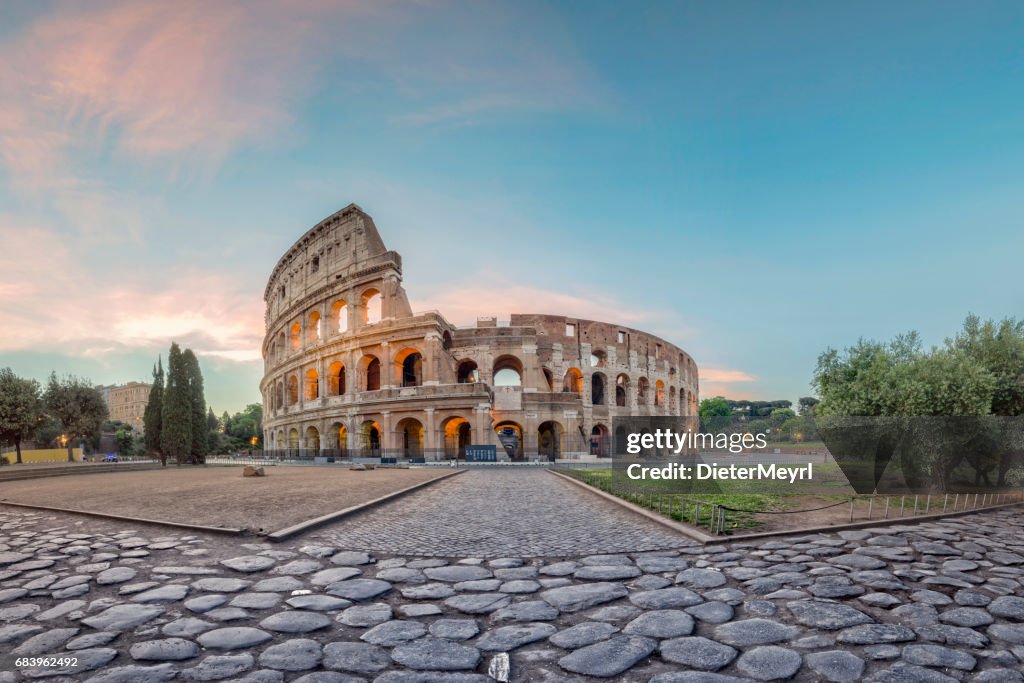 Amanecer en el Coliseo, Roma, Italia