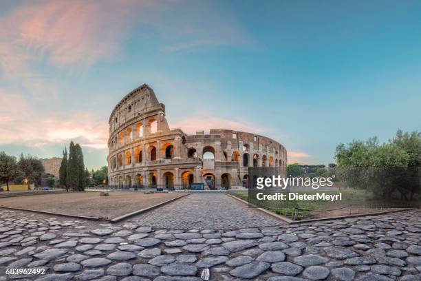 sunrise at colosseum, rome, italië - rome italië stockfoto's en -beelden