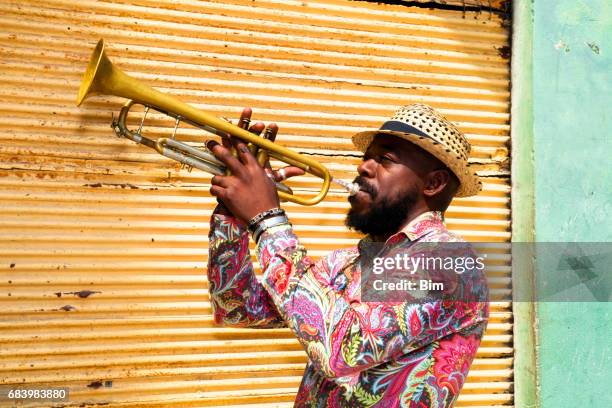 cubaanse musicus spelen trompet - jazz music stockfoto's en -beelden