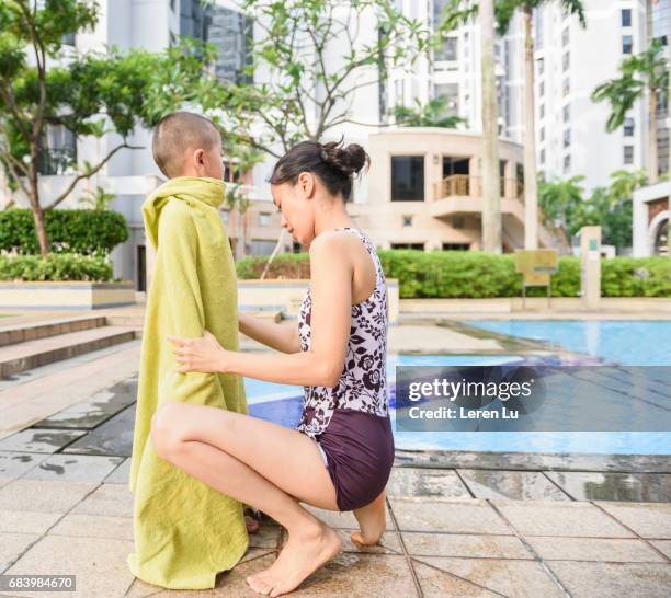 mother and kid relaxed in swimming pool - leren 個照片及圖片檔