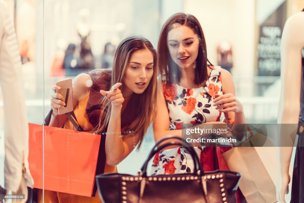 Mujeres jóvenes en el centro comercial