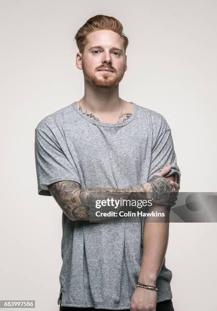 young man with tattoos - junger mann allein stock-fotos und bilder