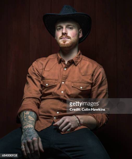 young man wearing cowboy hat portrait - cowboyhut stock-fotos und bilder
