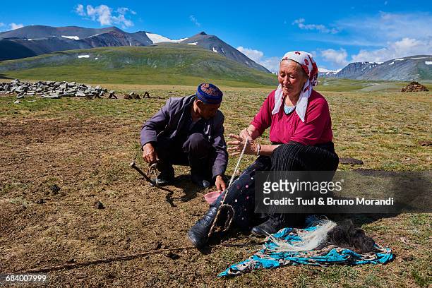 mongolia, woman spinning wool - mongolian women 個照片及圖片檔