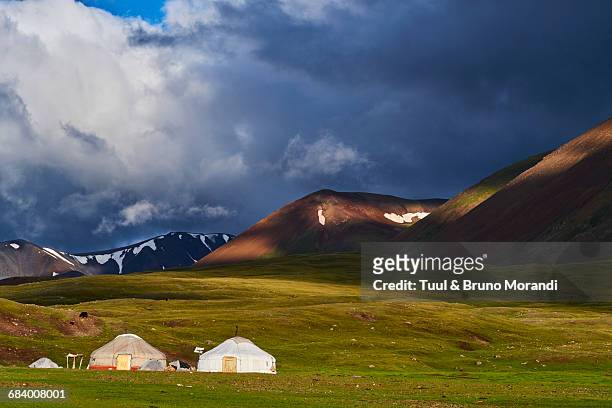 mongolia, kazakh nomad camp in altay - montagnes altaï photos et images de collection