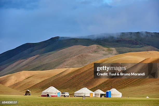 mongolia, nomad camp in the altay range - altaigebirge stock-fotos und bilder