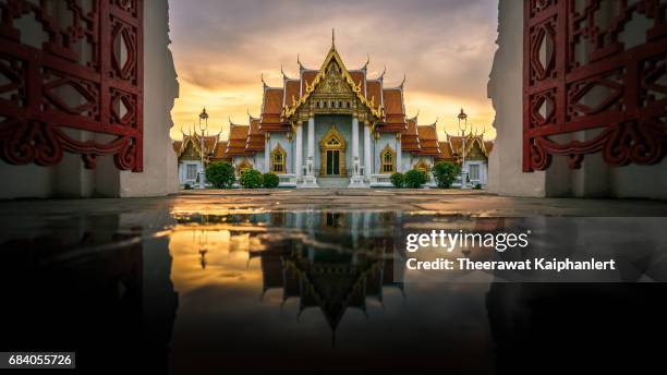 marble temple (wat benchamabophit) in reflection, bangkok - theravada stockfoto's en -beelden