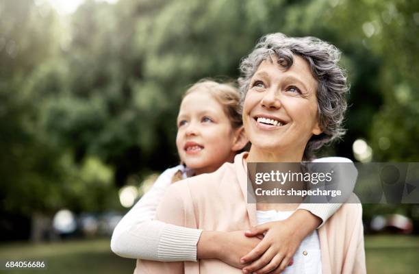 die bindung zwischen großeltern und enkelkind ist besonderes - woman child piggyback stock-fotos und bilder