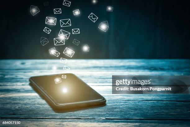 email marketing and many envelopes in smartphone screen - email marketing foto e immagini stock