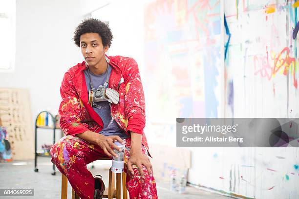artist working in his studio - bildender künstler künstler stock-fotos und bilder
