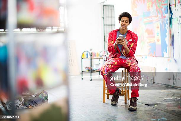 artist working in his studio - creative phone fotografías e imágenes de stock
