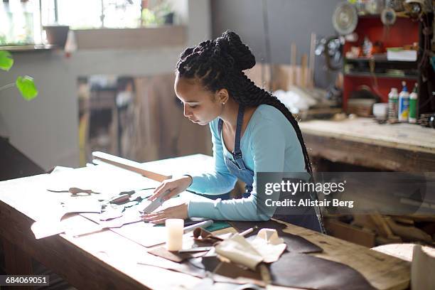 craftswoman working in their workshop - manualidades fotografías e imágenes de stock
