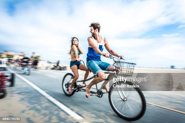 coppia in bicicletta in tandem a los angeles - tandem bicycle foto e immagini stock