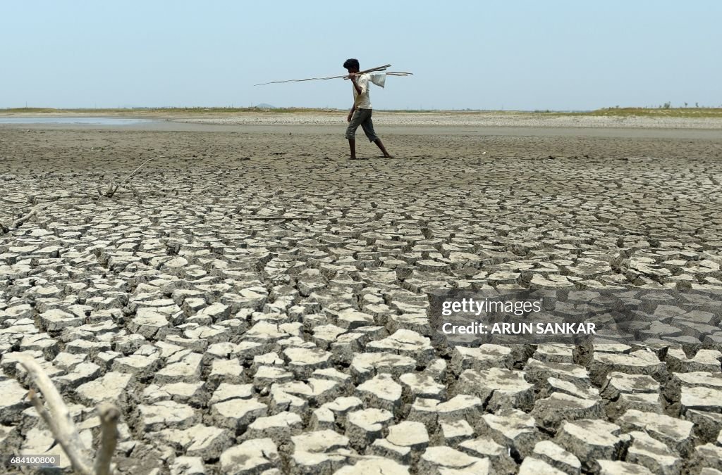 TOPSHOT-INDIA-WEATHER