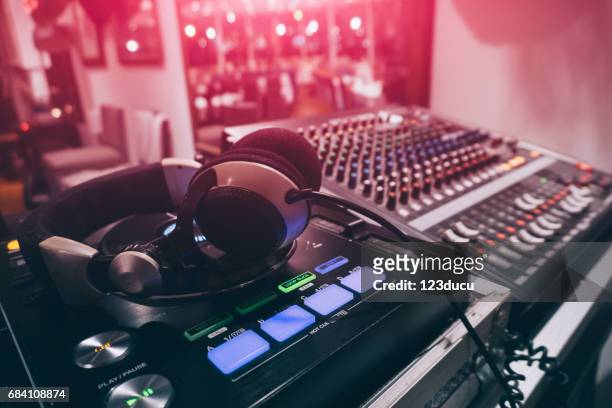 dj sound-mixer nahaufnahme - sound recording equipment stock-fotos und bilder