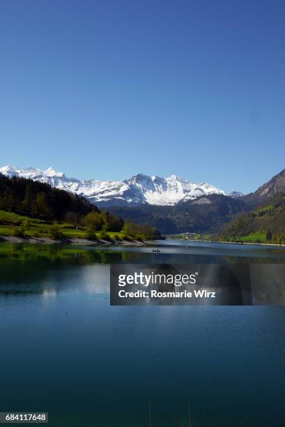 lake lungern: view on mountain range with snow-capped peaks. - lungern switzerland stock pictures, royalty-free photos & images