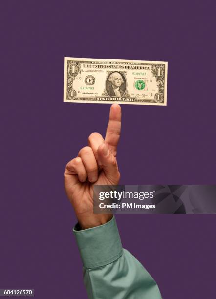 dollar balanced on finger - geste de la main photos et images de collection