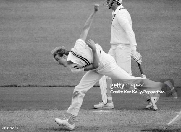 Allan Donald bowling for Warwickshire during the Britannic Assurance County Championship match between Yorkshire and Warwickshire at Headingley,...