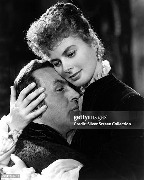 Swedish actress Ingrid Bergman as Paula Alquist Anton, and Charles Boyer as Gregory Anton, in the film 'Gaslight', directed by George Cukor, 1944.