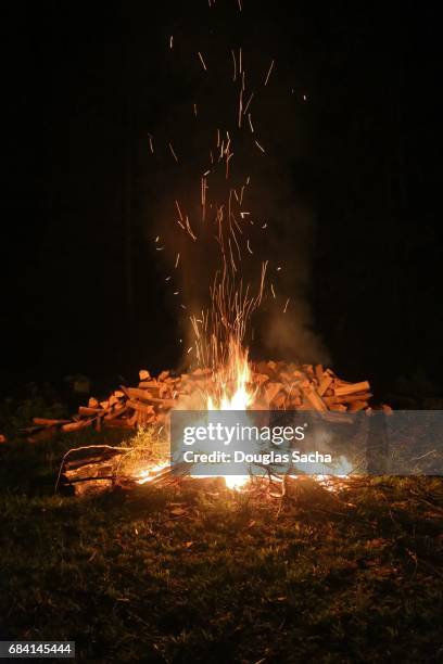 large bonfire - glut stock-fotos und bilder