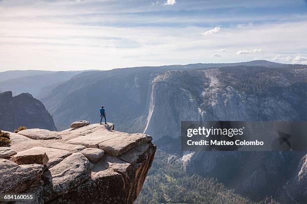 man standing on the edge, yosemite, usa - yosemite national park fotografías e imágenes de stock
