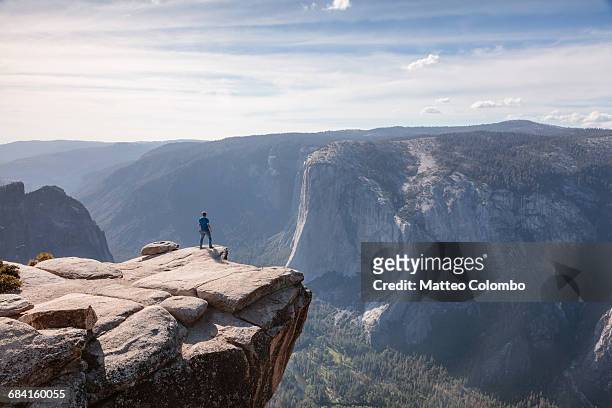 man standing on the edge, yosemite, usa - yosemite national park stock pictures, royalty-free photos & images