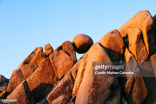 balancing rock, joshua tree national park, usa - formazione rocciosa foto e immagini stock