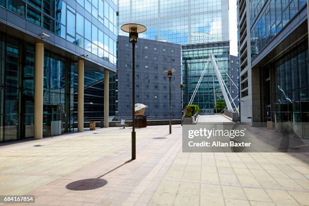 walkway in la defense financial district, paris - la defense photos et images de collection