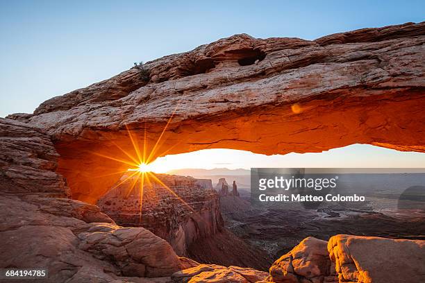 mesa arch sunrise, canyonlands national park, usa - arches nationalpark stock-fotos und bilder