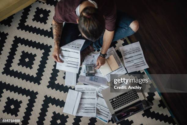 draufsicht auf ein student mit haufen von überfälligen rechnungen - schulden stock-fotos und bilder