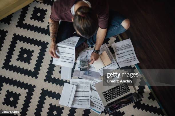 vista superior de un estudiante con montón de facturas atrasadas - calculadora fotografías e imágenes de stock