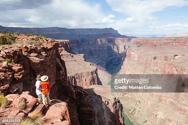adult couple at grand canyon, arizona, usa - toroweap overlook stock-fotos und bilder