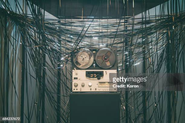 reel-to-reel tape - old computer concept - 1980 computer fotografías e imágenes de stock