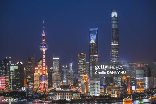 shanghai lujiazui buildings at night - lujiazui imagens e fotografias de stock