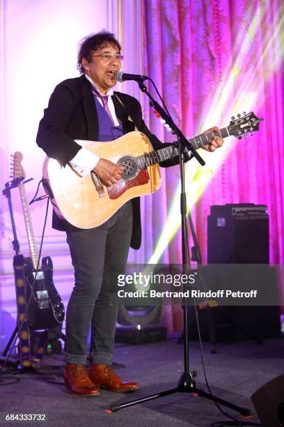 Singer Laurent Voulzy performs during the "Vaincre Le Cancer" Gala - 30th Anniverary at Cercle de l'Union Interalliee on May 17, 2017 in Paris,...