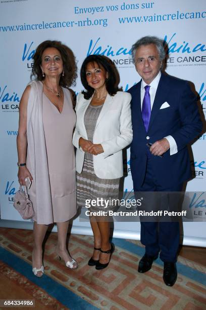 Nicole Guedj standing between President of the "Vaincre le Cancer" Association, Michel Oks and his wife Julie Oks attend the "Vaincre Le Cancer" Gala...