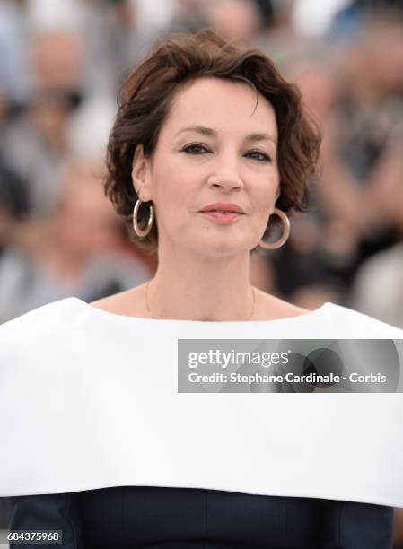 Actress Jeanne Balibar attends "Barbara" Photocall during the 70th annual Cannes Film Festival at Palais des Festivals on May 18, 2017 in Cannes,...