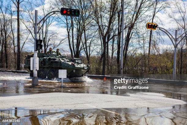 inondations de gatineau - canadian military uniform photos et images de collection