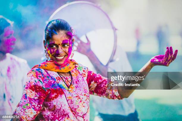 giovani indiani, con i loro volti e vestiti colorati, che celebrano la celebrazione dell'holi festival a jaipur in india. - tradizione foto e immagini stock