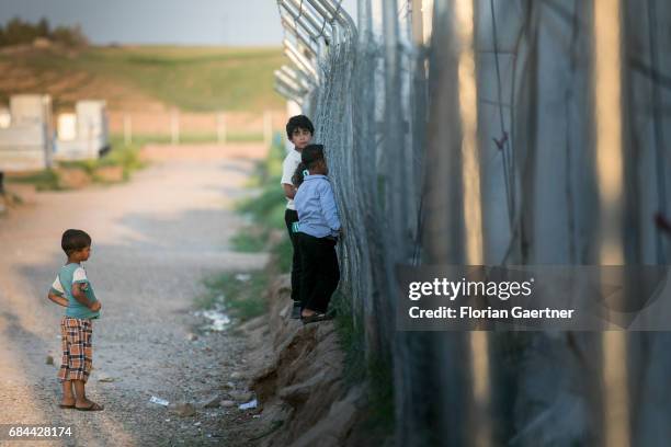 Hasansham, Iraq Children looking through a fence in the refugee camp 'Hasansham U3' near Hasansham on April 20, 2017 in Hasansham, Iraq.