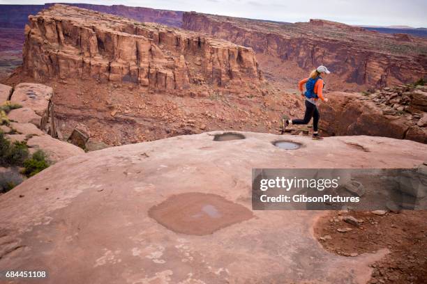 une femme va pour une piste de ski de fond près de moab, utah, usa. - speed limits by country photos et images de collection