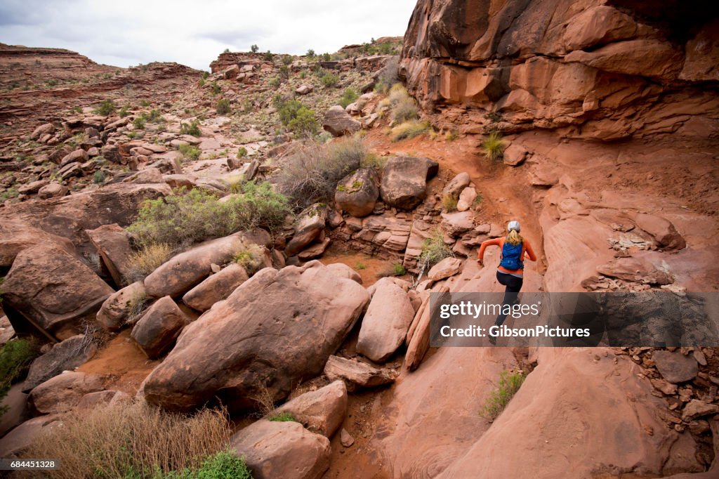 Eine Frau geht für eine Langlaufloipe führen Sie in der Nähe von Moab, Utah, USA.